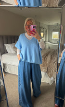 Load image into Gallery viewer, The v neck knitted tank