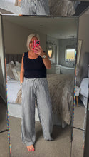 Load image into Gallery viewer, The striped linen trousers with pockets