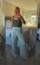 Load image into Gallery viewer, The striped linen trousers with pockets