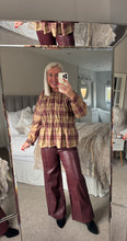 Load image into Gallery viewer, The Supersoft pu pin tuck trousers
