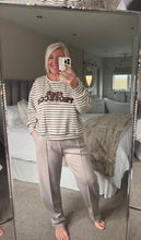 Load image into Gallery viewer, The tie waist tapered pin tuck joggers

