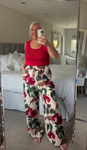 Load image into Gallery viewer, The fine knit scalloped vest top
