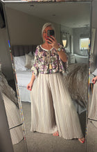 Load image into Gallery viewer, The pleated trousers

