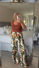 Load image into Gallery viewer, The fine knit scalloped vest top
