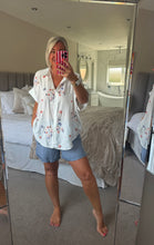 Load image into Gallery viewer, The Ibiza turn up hem linen shorts
