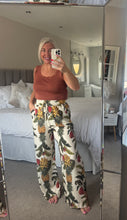 Load image into Gallery viewer, The fine knit scalloped vest top
