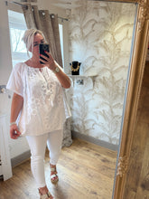 Load image into Gallery viewer, The cotton daisy flock top
