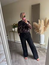 Load image into Gallery viewer, The faux suede pin tuck trousers
