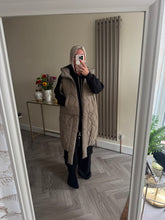 Load image into Gallery viewer, The black tab gillet with pockets &amp; side zip detailing
