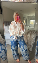Load image into Gallery viewer, The zeta Otto knot bottom cotton shirt in white with detachable starfish button detailing
