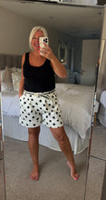 Load image into Gallery viewer, The Polka dot stretch shorts with separate belt
