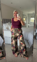 Load image into Gallery viewer, The fine knit scalloped vest top
