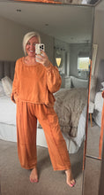Load image into Gallery viewer, The washed look jersey tracksuit in rust
