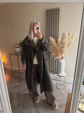 Load image into Gallery viewer, The waterfall boucle coat
