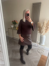 Load image into Gallery viewer, The Pu skirt in chocolate
