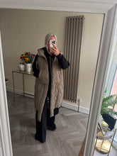 Load image into Gallery viewer, The black tab gillet with pockets &amp; side zip detailing
