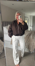 Load image into Gallery viewer, The puff hem zip jacket in chocolate
