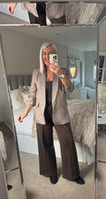 Load image into Gallery viewer, The Rouched sleeve checked blazer
