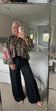 Load image into Gallery viewer, The crinkle trousers in black

