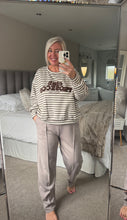 Load image into Gallery viewer, The tie waist tapered pin tuck joggers
