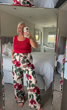 Load image into Gallery viewer, The fine knit scalloped vest top
