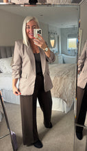 Load image into Gallery viewer, The Rouched sleeve checked blazer

