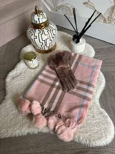 The ultimate cashmere feel scarf & gloves gift set