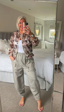 Load image into Gallery viewer, The lightweight camo zip jacket

