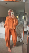 Load image into Gallery viewer, The washed look jersey tracksuit in rust
