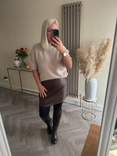 Load image into Gallery viewer, The Pu skirt in chocolate
