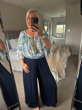 Load image into Gallery viewer, The pleated trousers
