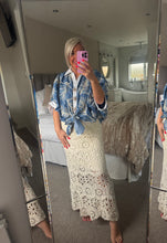 Load image into Gallery viewer, The zeta Otto embroidered knot bottom shirt
