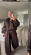 Load image into Gallery viewer, The puff hem zip jacket in chocolate
