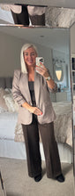 Load image into Gallery viewer, The Rouched sleeve checked blazer
