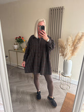 Load image into Gallery viewer, The pu leather look leggings in chocolate
