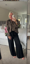 Load image into Gallery viewer, The crinkle trousers in black
