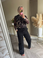 Load image into Gallery viewer, The faux suede pin tuck trousers

