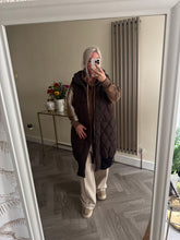 Load image into Gallery viewer, The black tab gillet with pockets &amp; side zip detailing
