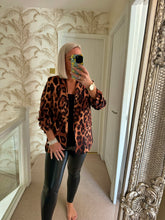 Load image into Gallery viewer, The rouched sleeve animal print blazer in tan
