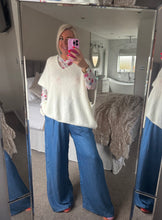 Load image into Gallery viewer, The v neck knitted tank
