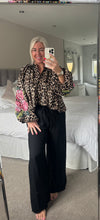 Load image into Gallery viewer, The crinkle trousers in black
