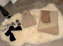 Load image into Gallery viewer, The ultimate Hat scarf &amp; gloves set
