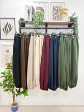 Load image into Gallery viewer, The supersoft button detail elasticated jogger with pockets
