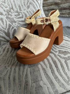 SALE The block heel sandals in beige (no return on sale items)