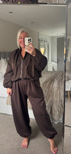 Load image into Gallery viewer, The puff hem zip jacket in chocolate
