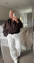 Load image into Gallery viewer, The puff hem zip jacket in chocolate
