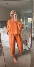 Load image into Gallery viewer, The washed look jersey tracksuit in rust

