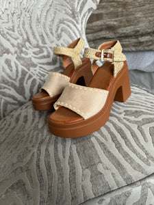 SALE The block heel sandals in beige (no return on sale items)