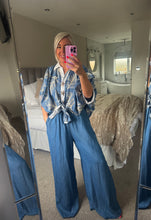 Load image into Gallery viewer, The zeta Otto embroidered knot bottom shirt
