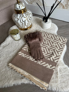 The ultimate cashmere feel scarf & gloves gift set